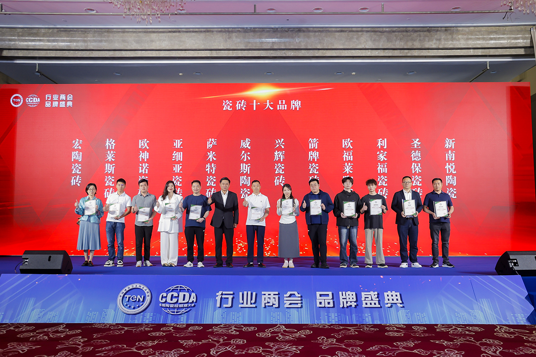 1747964636254975.jpg 歐福萊領獎.jpg